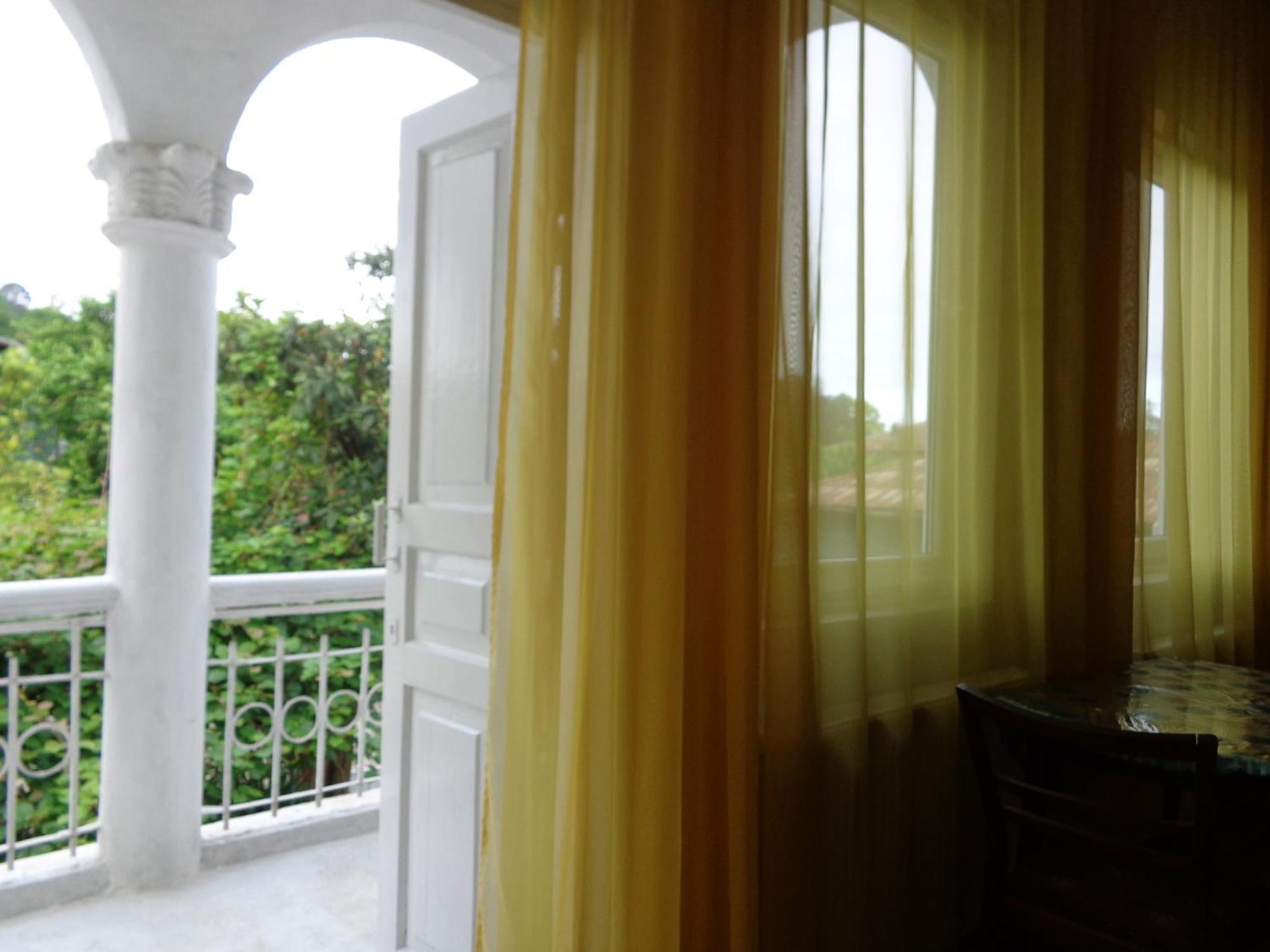 White Guest House Batumi Bilik gambar